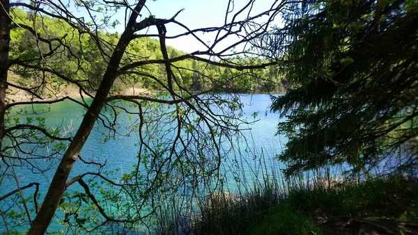 Croacia Plitvice Lakes Hermoso Lago Con Montañas Alrededor Parque Nacional — Foto de Stock