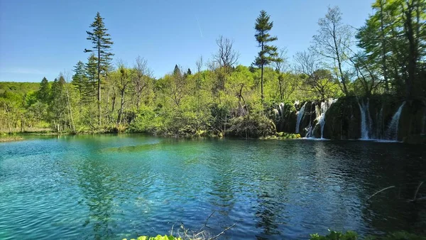 Horvátország Plitvicei Tavak Gyönyörű Hegyekkel Körülvéve Nemzeti Park Fantasztikus Természettel — Stock Fotó