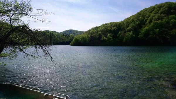 Kroatien Plitvicer Seen Schöner See Mit Bergen Ringsum Nationalpark Mit — Stockfoto
