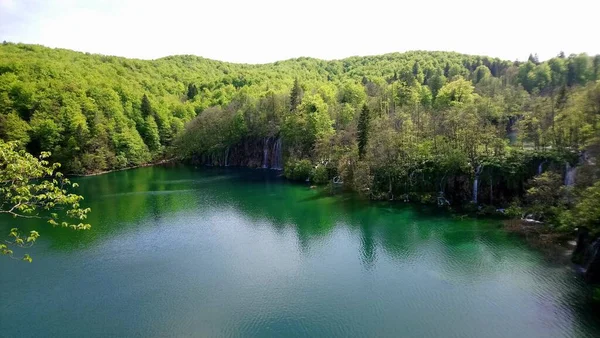 Croacia Plitvice Lakes Hermoso Lago Con Montañas Alrededor Parque Nacional — Foto de Stock