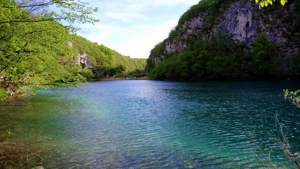 Kroatien Plitvicesjöarna Vacker Sjö Med Berg Runt Nationalpark Med Fantastisk — Stockfoto
