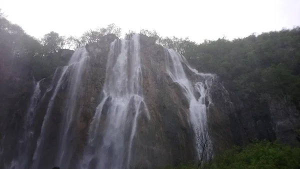 Kroatien Plitvice Søer Smukke Vandfald Søer Inde Skoven Farverigt Vand - Stock-foto