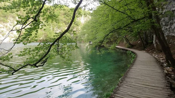 Croacia Plitvice Lakes Hermoso Lago Con Montañas Alrededor Parque Nacional — Foto de Stock