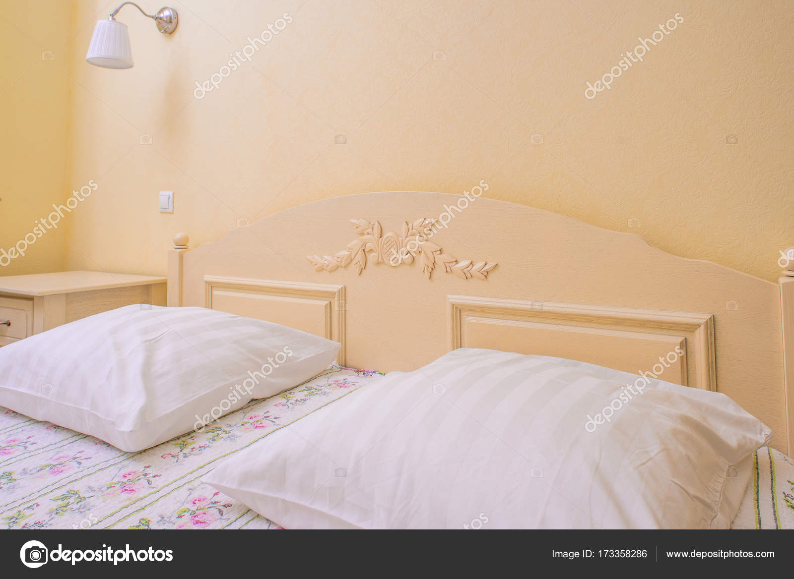 gele slaapkamer interieur — Stockfoto © ShmelevaNatalie #173358286 gele slaapkamer interieur — Stockfoto © ShmelevaNatalie #173358286