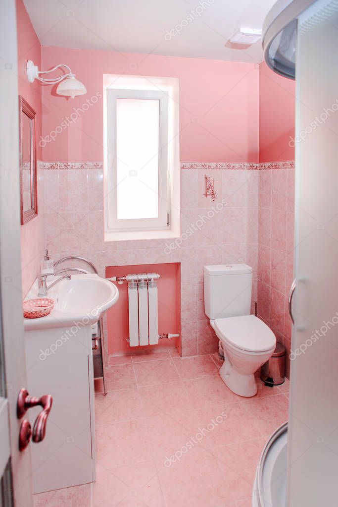 moderno cuarto de baño rosa — Foto de stock © ShmelevaNatalie #187987036