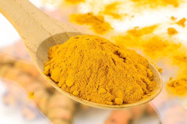 Turmeric (Curcuma longa L.) rădăcină și pulbere de turmeric . — Fotografie, imagine de stoc