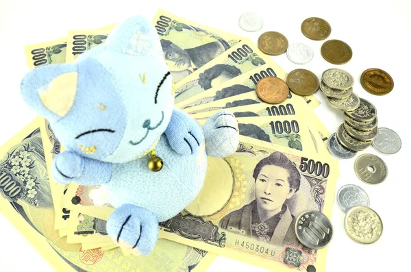 Maneki-neko, de gelukkige kat en Japanse geld. — Stockfoto