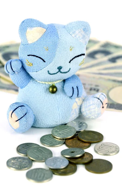Манеки-неко, счастливая кошка и японские деньги . — стоковое фото
