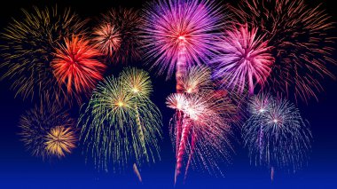 Renkli havai fişek kutlaması ve alacakaranlık arkaplanı.