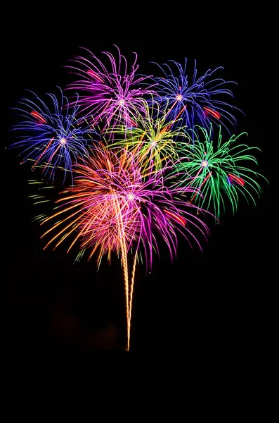 Fogos de artifício celebração e o fundo do céu meia-noite . — Fotografia de Stock