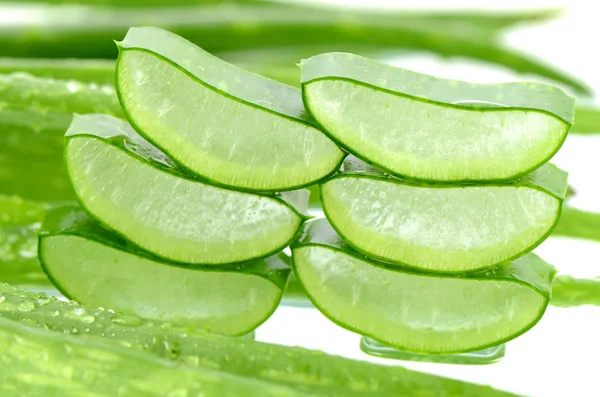Affettare l'Aloe Vera una medicina a base di erbe molto utile per la cura della pelle . — Foto Stock
