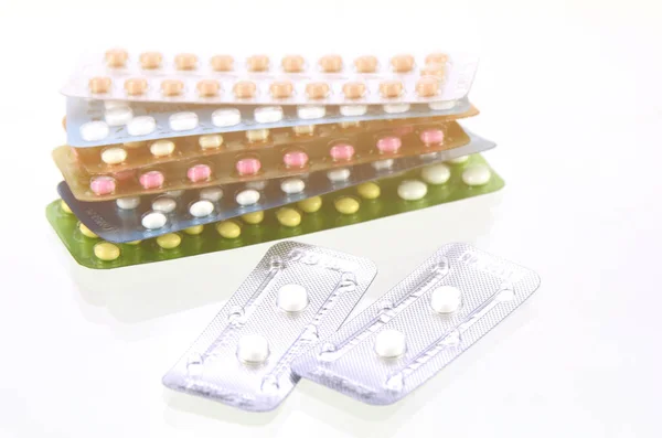 Pílulas de emergência com pílulas contraceptivas orais fundo em quente — Fotografia de Stock