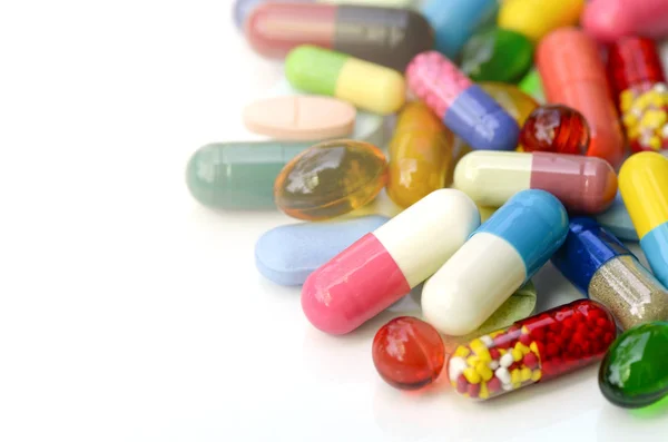Colorido de medicamentos orales sobre fondo blanco. — Foto de Stock