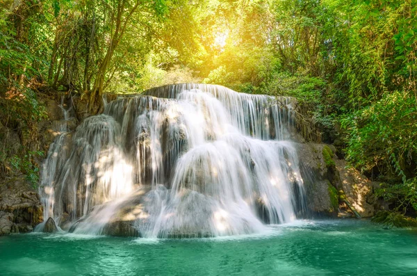 靓丽的风景线，在北碧府，泰国的 Huaymaekamin 瀑布. — 图库照片