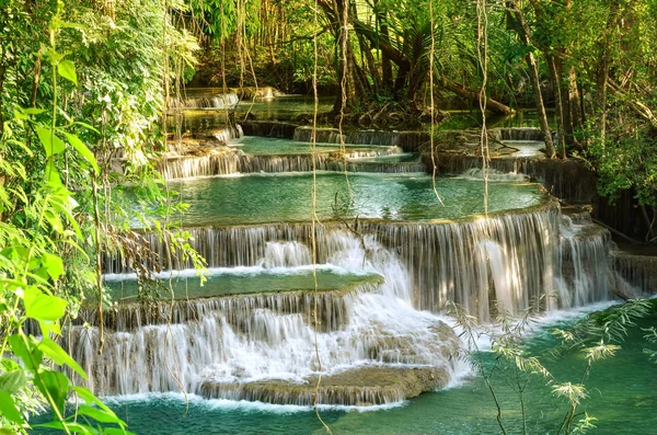 Hermoso paisaje de la cascada Huaymaekamin en Kanchanaburi, Tailandia . —  Fotos de Stock