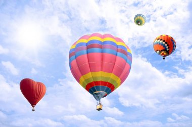 Parlak gökyüzü üzerinde renkli balon.