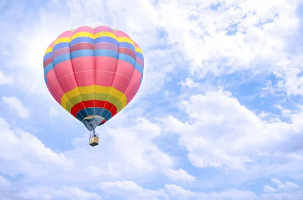 Färgglad luftballong över ljusa himlen. — Stockfoto