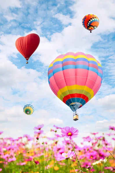 Kleurrijk ballon over heldere hemel. — Stockfoto