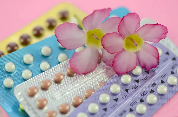 Усна контрацепція у жінок концепція здоров'я . — стокове фото