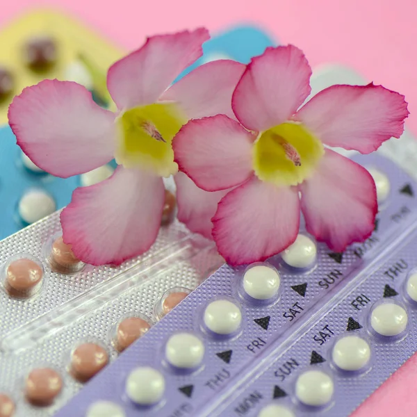 Mondelinge contraceptieve in vrouwen gezondheid concept. — Stockfoto