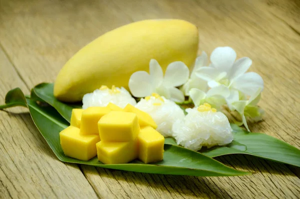 Sweet mango with sweet sticky rice. — Stock Photo, Image