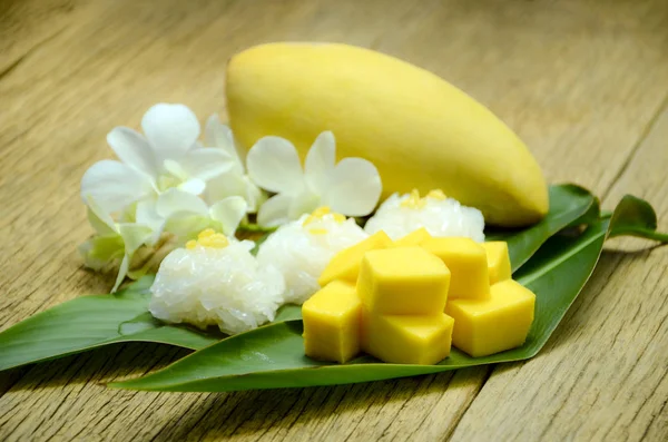 Sweet mango with sweet sticky rice. — Stock Photo, Image