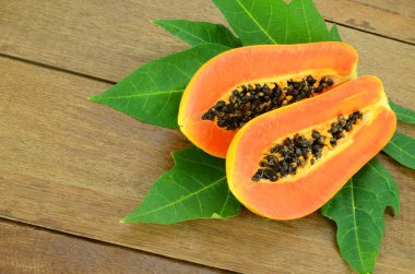 Ahşap arka plan üzerinde olgunlaşmış papaya.
