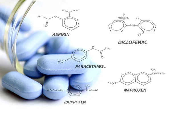 Caplets azules y alguna estructura química analgésica . —  Fotos de Stock
