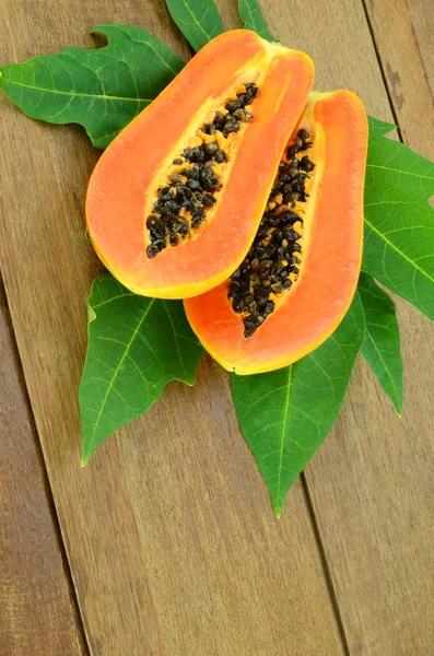 Ώριμο papaya σε φόντο ξύλου. — Φωτογραφία Αρχείου