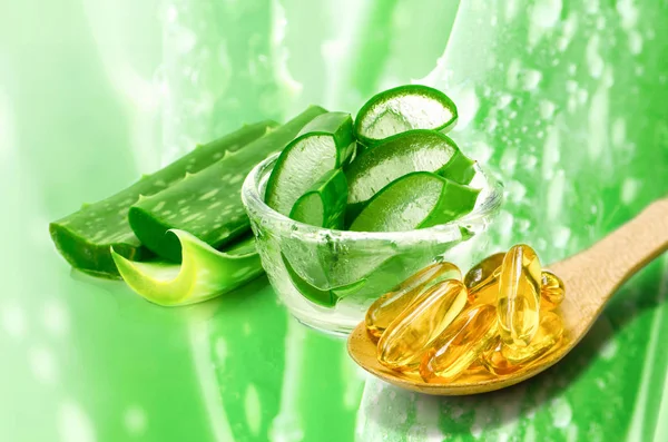 Capsules de vitamine E et Aloe Vera tranché . — Photo