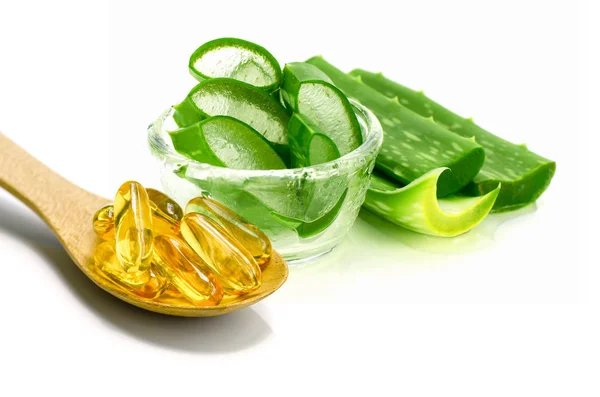 Vitamin E kapsle a plátky Aloe Vera. — Stock fotografie