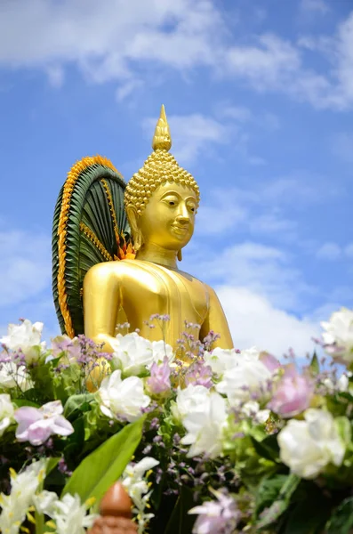 Statue de Bouddha sur fond de ciel brillant . — Photo