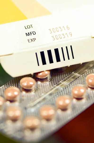 Productie datum en vervaldatum op sommige farmaceutische verpakkingen. — Stockfoto