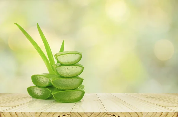 Aloe Vera en la pantalla del producto contador de madera fondo . — Foto de Stock