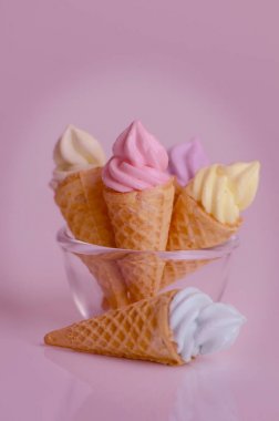 Yumuşak pembe tonda Mini dondurma koni.