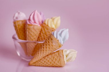 Yumuşak pembe tonda Mini dondurma koni.