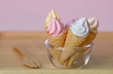 Yumuşak pembe tonda Mini dondurma koni.