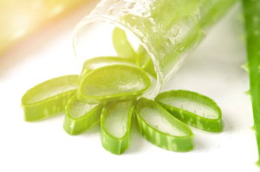 Beyaz arka plan üzerinde Aloe Vera yaprakları tüp ile kesmek.