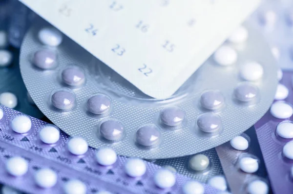 Mondelinge Contraceptieve Pil op apotheek toonbank met kleurrijke pillen — Stockfoto