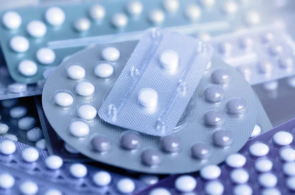 Του στόματος αντισυλληπτικά χάπι σε φαρμακείο μετρητή με πολύχρωμα χάπια — Φωτογραφία Αρχείου