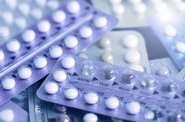 Усні контрацептивні таблетки на аптеці з барвистими таблетками — стокове фото