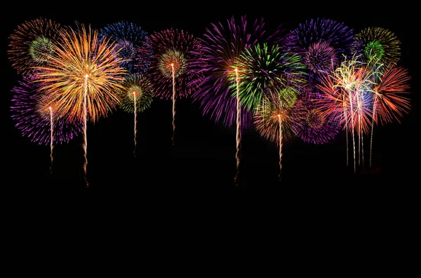 Vuurwerk-viering en de hemelachtergrond middernacht. — Stockfoto