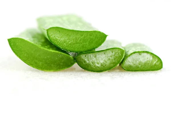 Scheibe Aloe Vera, eine sehr nützliche pflanzliche Medizin für Hautpflege und — Stockfoto