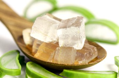 aloe vera jel, tahta kaşık.