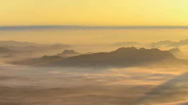 Mar de niebla y amanecer Fondo . — Foto de Stock