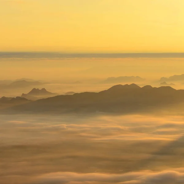 Mar de niebla y amanecer Fondo . — Foto de Stock