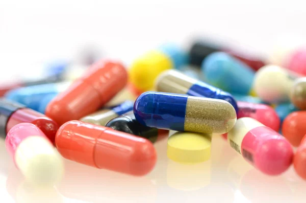 Colorido de medicamentos orais em fundo branco. — Fotografia de Stock