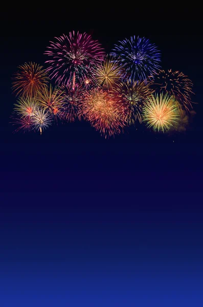 Celebración de fuegos artificiales y el crepúsculo fondo del cielo . — Foto de Stock