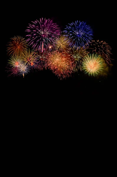 Fogos de artifício celebração e o fundo do céu noite . — Fotografia de Stock