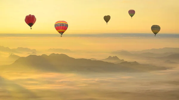 Balonem nad morzem mgły. — Zdjęcie stockowe